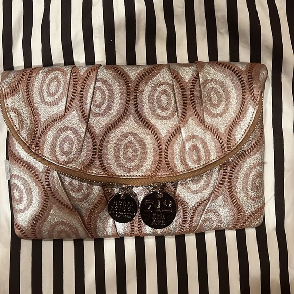 Henri Bendel ,  wristlet/clutch... Rare…Beautiful pattern designed. New - Picture 4 of 16